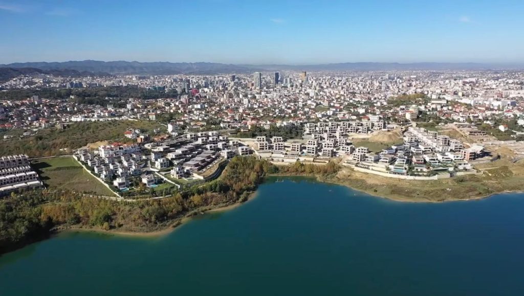 Ministrja Koçiu: Gjobë për çdo tejkalim të lejes, kallëzim penal dhe prishje të ndërtimit